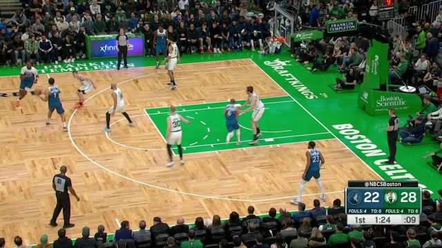 玩的就是高难度！李凯尔篮下绕晕防守 面对长臂后仰高难度打进