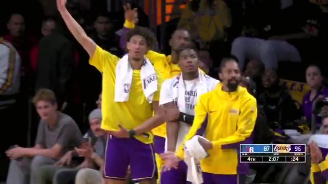 虽迟但到！詹姆斯大空位三分手起刀落直接拿下