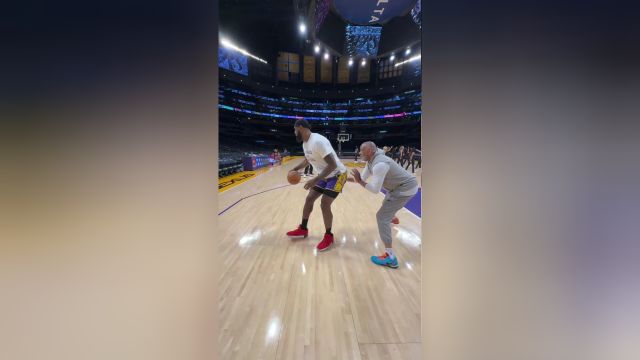 看起来状态稳定 詹姆斯赛前投篮训练百发百中