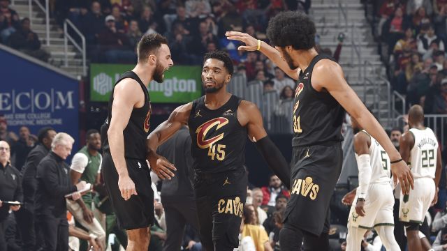 雄鹿95-135骑士 米切尔31+7字母哥缺阵骑士40分狂胜雄鹿