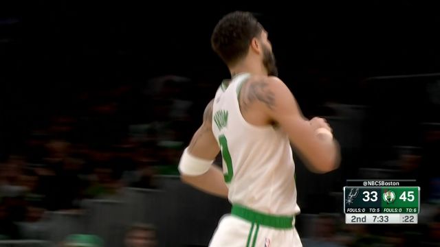 探花戏耍状元！塔图姆突破假动作骗过文班 轻松突破单臂劈扣