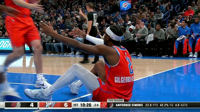 状态相当出色！ 亚历山大连续冲击内线连得四分