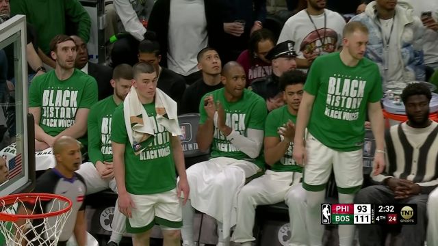 双探花合力收比赛！塔图姆虎口夺食上演反击暴扣 布朗篮下接球轻松2+1打成