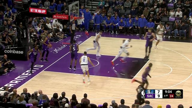 空配连线美如画！ 东契奇助飞加福德完成单手炸筐