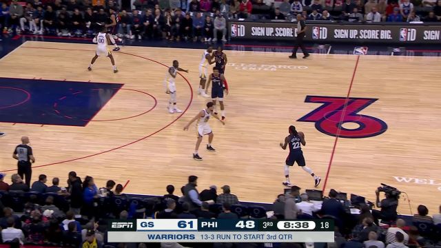 核心力量简直逆天 马克西无视防守冲击篮下抛投得手