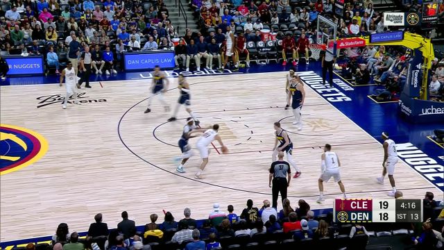 攻防一体！阿伦镇守篮下封杀约基奇 随后篮下起飞轻松吃饼得分