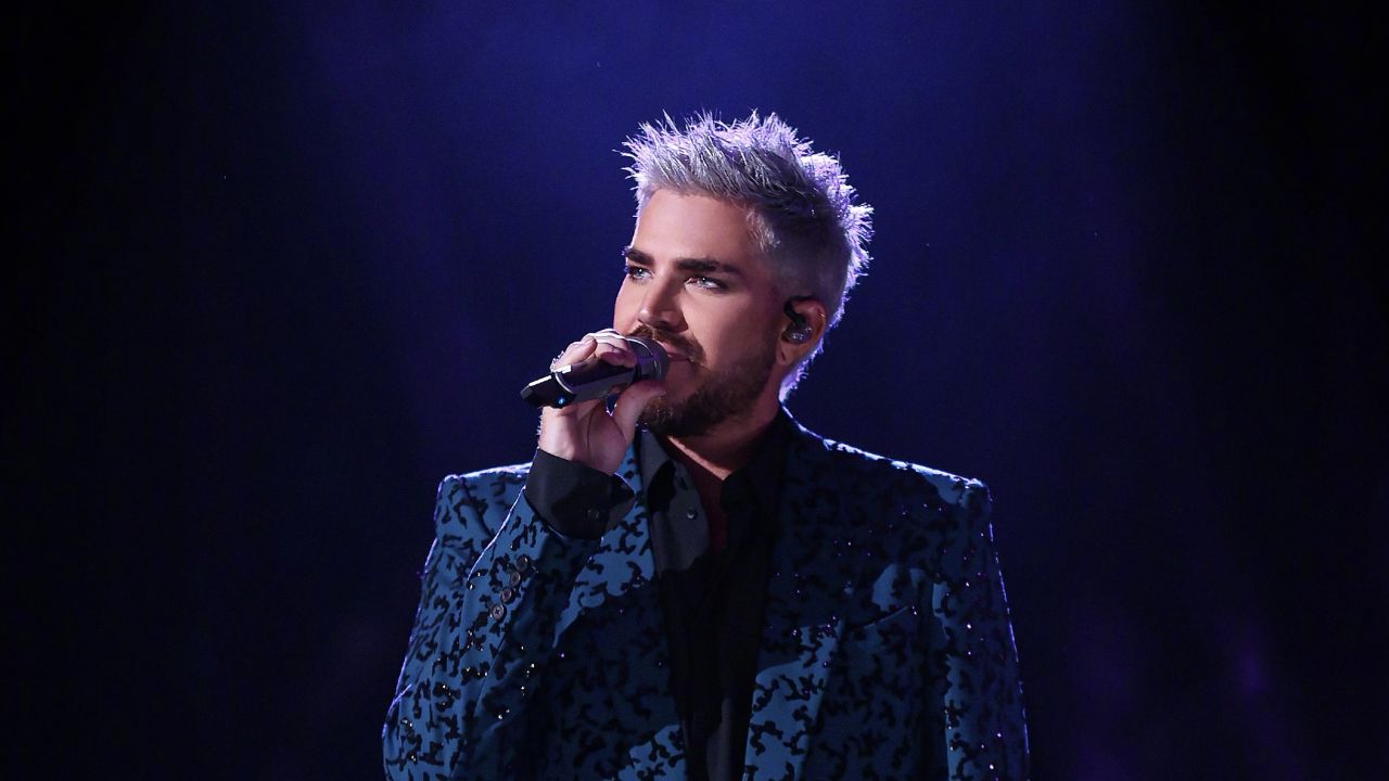 娜扎杨迪现场追星歌手,亚当唱歌频切镜头引热议,网友直呼蹭热度