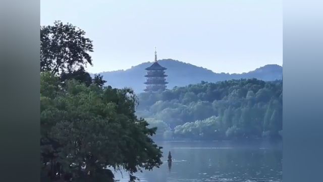 今起杭州天气将多阵雨,跟着潮新闻来看西湖美景