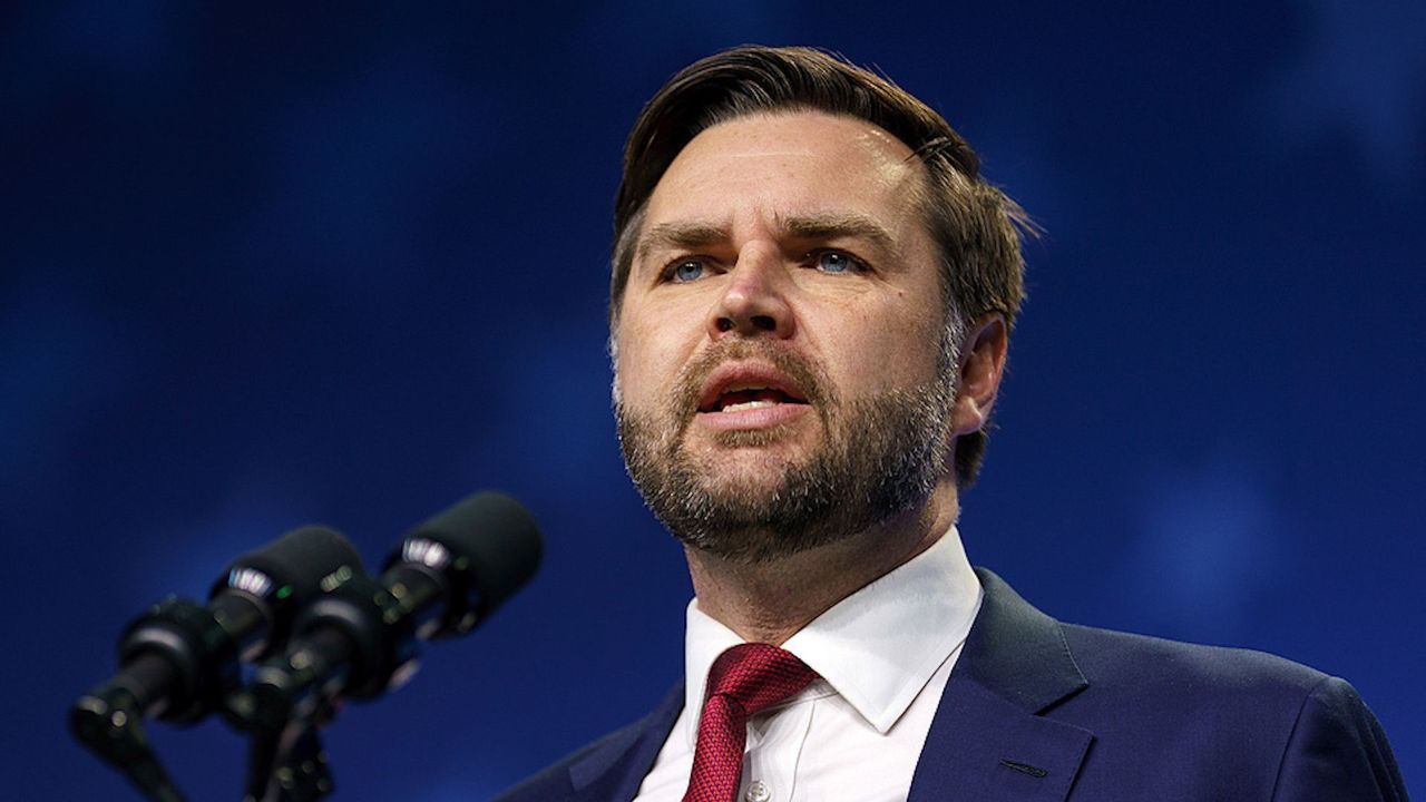 美国副总统万斯:绿卡持有者没有无限期留在美国的权利