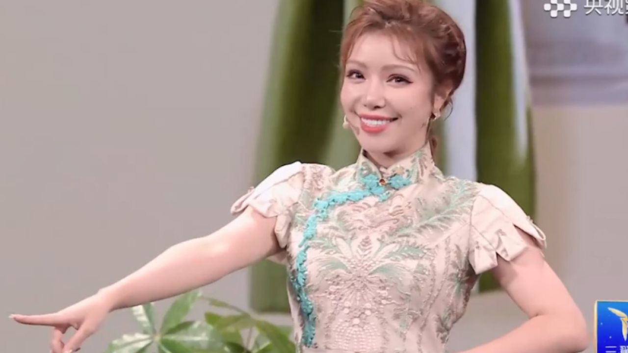 央视女主持维妮娜太美了，绿色短旗袍娇悄可爱，唱京剧《表花》韵味十足