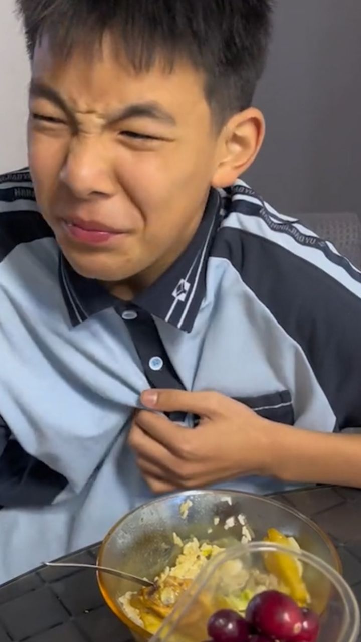 "甜"到表情扭曲!"广西老表"品尝黑龙江回赠的鲜蔓越莓