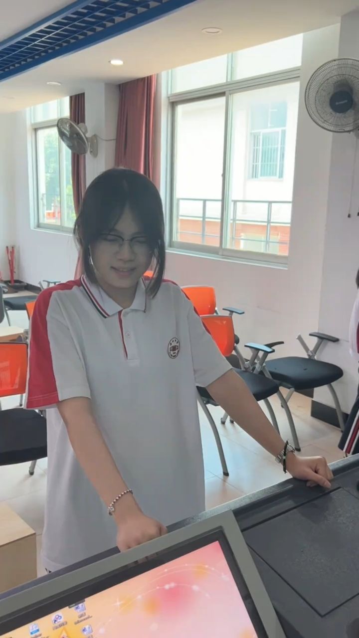 演唱会要有风扇的是伍佰这是唱《solo》的小孩姐#荷山中学十佳歌手