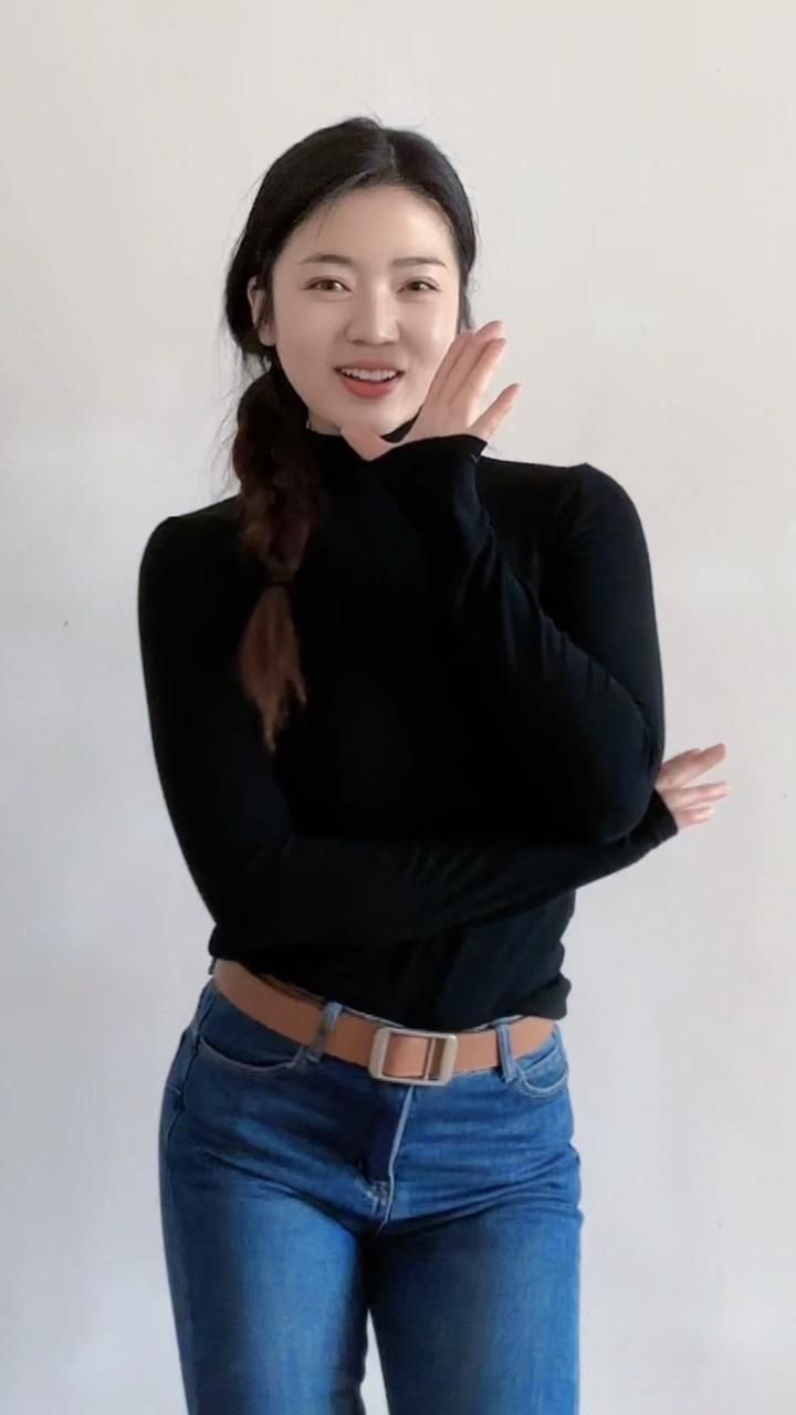 马卓萌: #治愈系笑容 #笑起来很甜 够看吗?