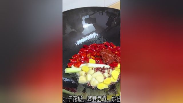 火遍重庆大街小巷的美食:挑挑肥肠 拿走不谢!