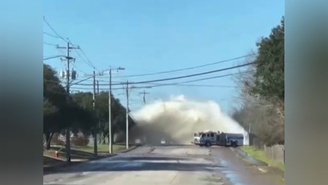 美国得州:水管破裂,水流喷射成巨型“喷泉”