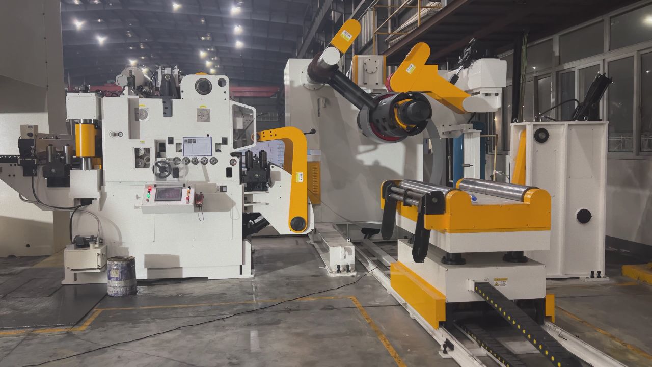 高张力三合一送料机,配2000吨冲压机,生产汽车钣金件