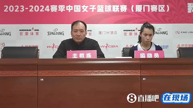 广东女篮58分大胜:杨舒予赛后给球迷签名 杨力维低烧本场缺阵