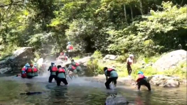 清凉一夏的溯溪之旅!骄阳似火的盛夏,加入我们的水上盛宴,一起徒步溯溪,让山谷间的欢笑声语成为你夏日最美的旋律!