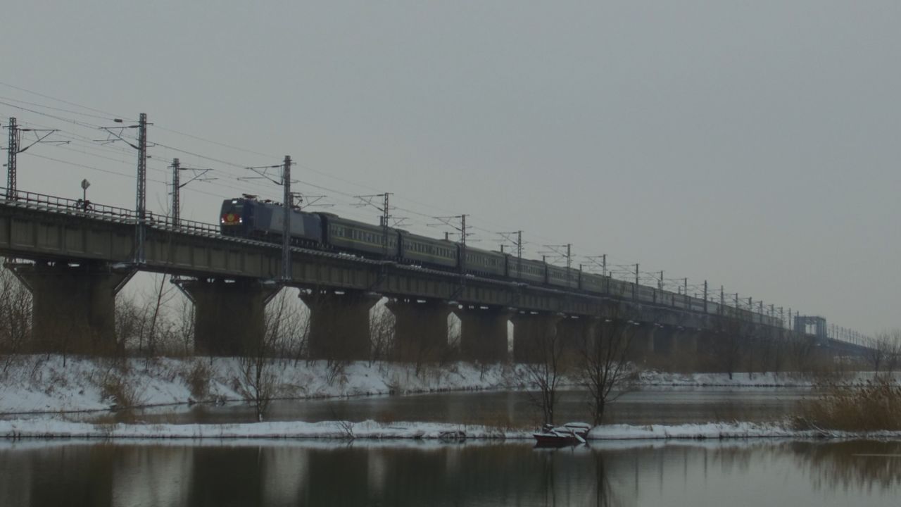八一号牵引k5621次通过阜淮线桂河大桥