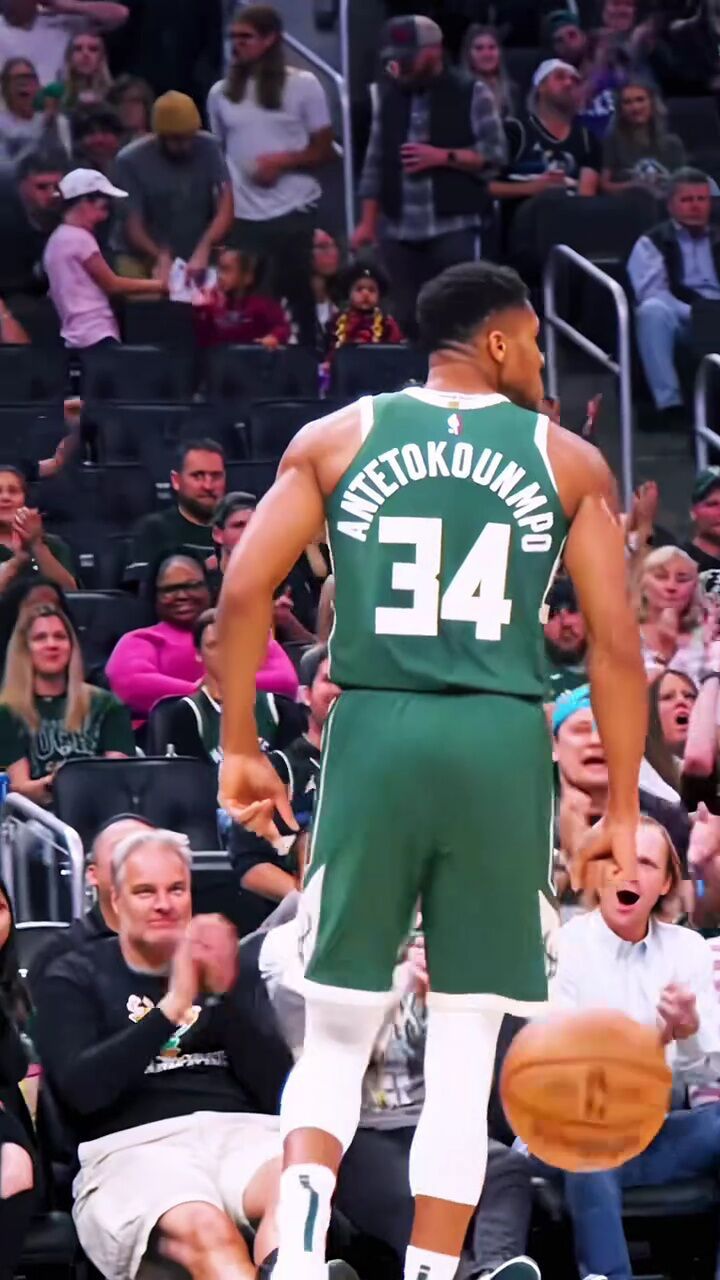 字母哥无惧防守强硬上篮后单手抓球秀肌肉简直不要