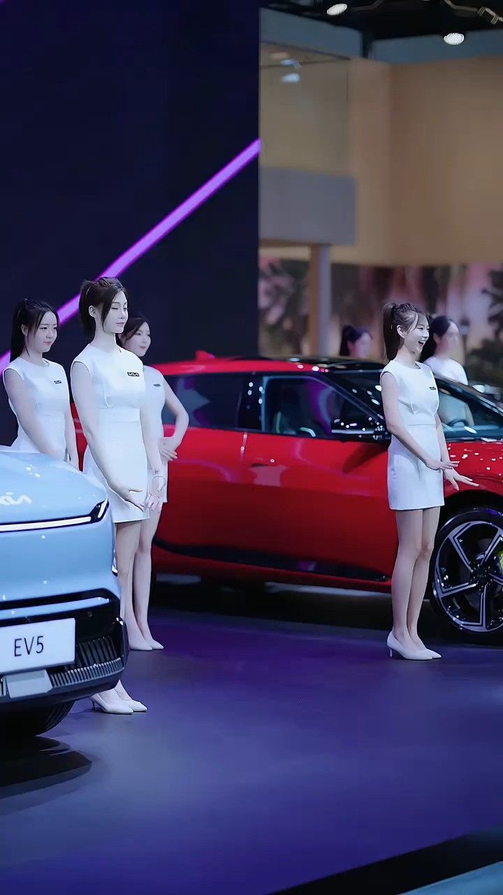 跑了几千公里,终于拍到了出场费高达几十万的车模,超级开心