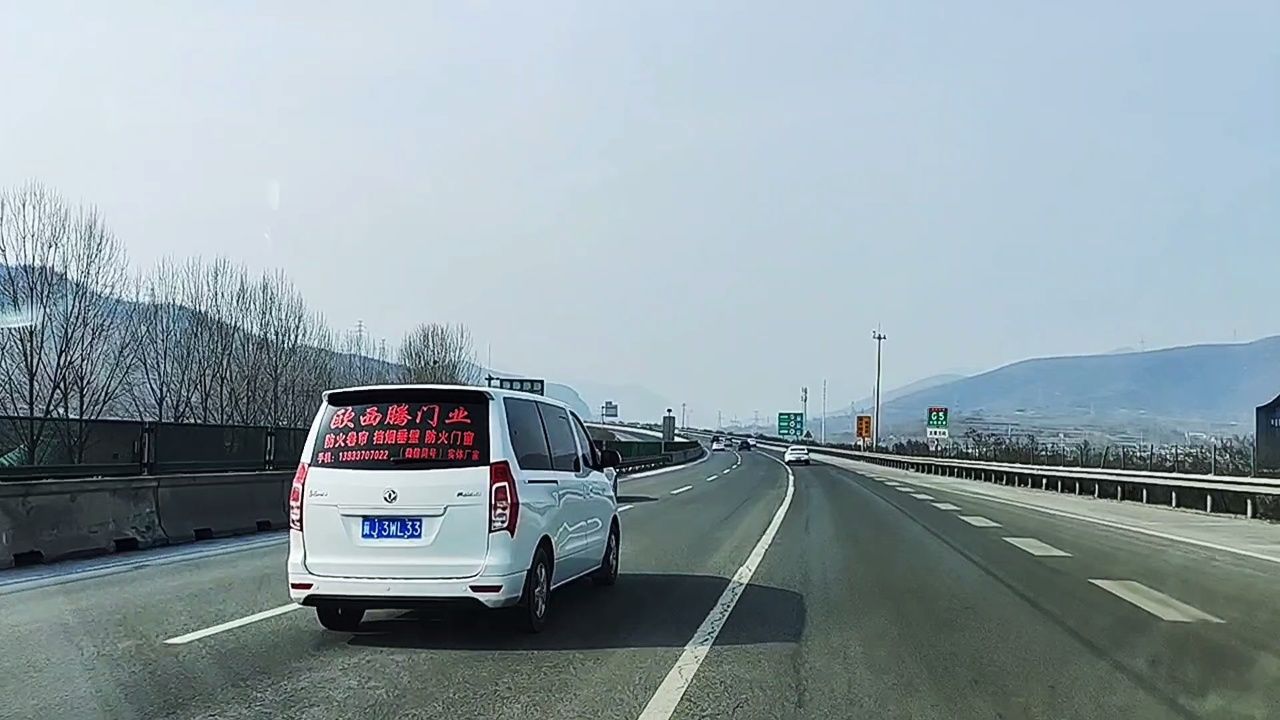 行驶在京昆高速路河北进入山西段