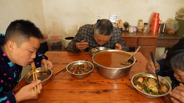 辛勤劳作过后,回家吃上一碗热气腾腾的红油抄手,一口一个真满足