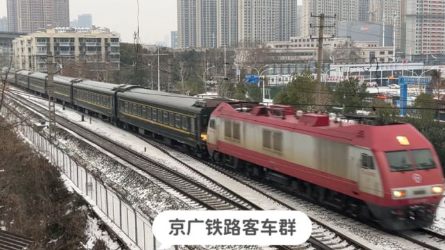 湖北武汉,实拍Z126、T369、K1127次等列车通过武汉市区