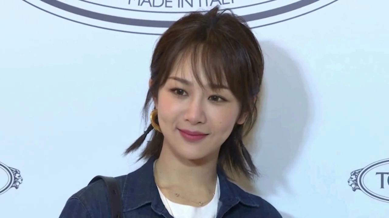 太贴心了!杨紫提醒主持人牙齿上有口红,暖心帮其遮挡令人称赞