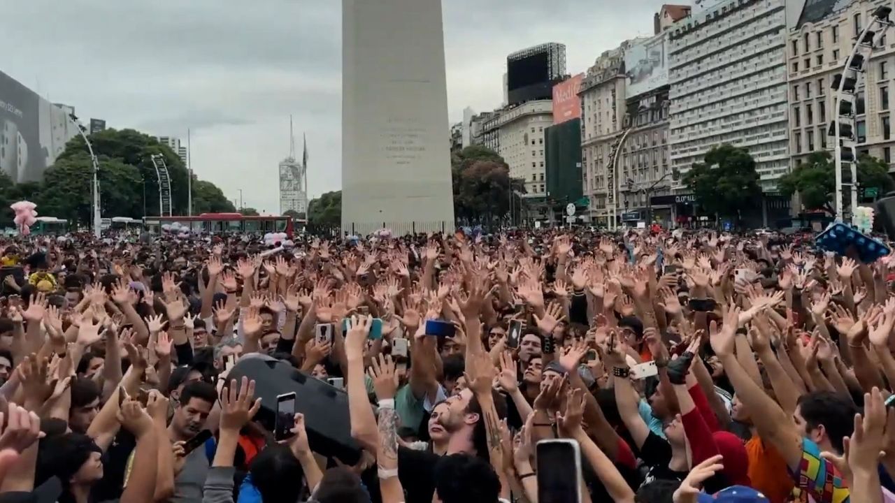 上万人聚集广场 高举双手模仿《龙珠》招式元气弹