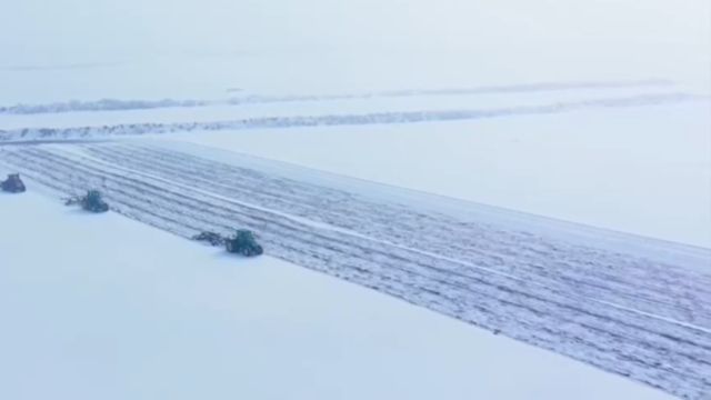 新疆玛纳斯 ,近10万亩农田开展机械化破雪备春耕