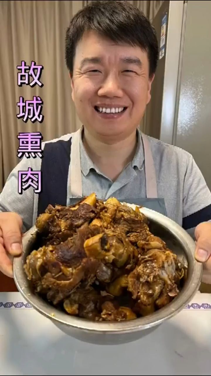 上集老公下班早,把冰箱里存的大棒骨炖了,做故城熏肉吃,烟熏味很浓,香