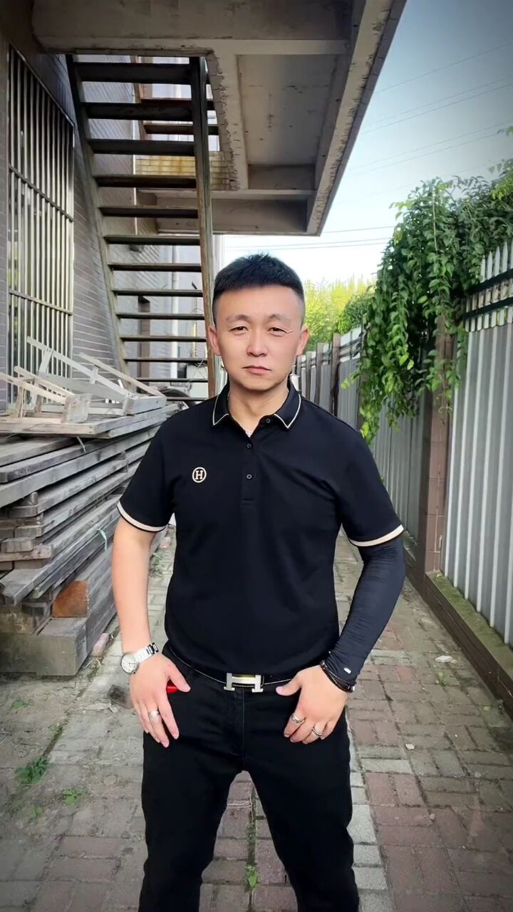 80后大叔虽然不帅,但是喜庆,招财,让你越看越顺眼,你细看岁月永远不能