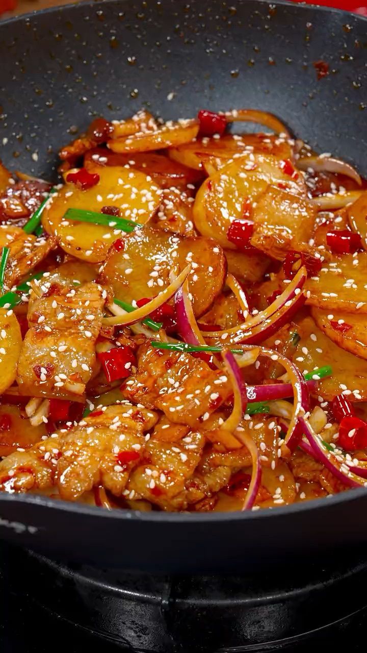 今天分享一个干锅土豆片简单又好吃的家常做法.香味十足