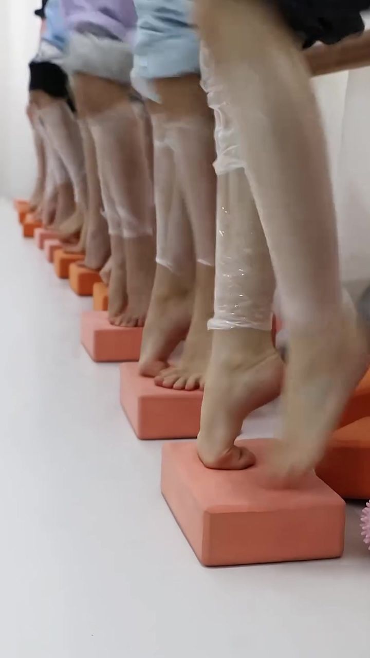 舞蹈生脚背延伸训练,太不容易了