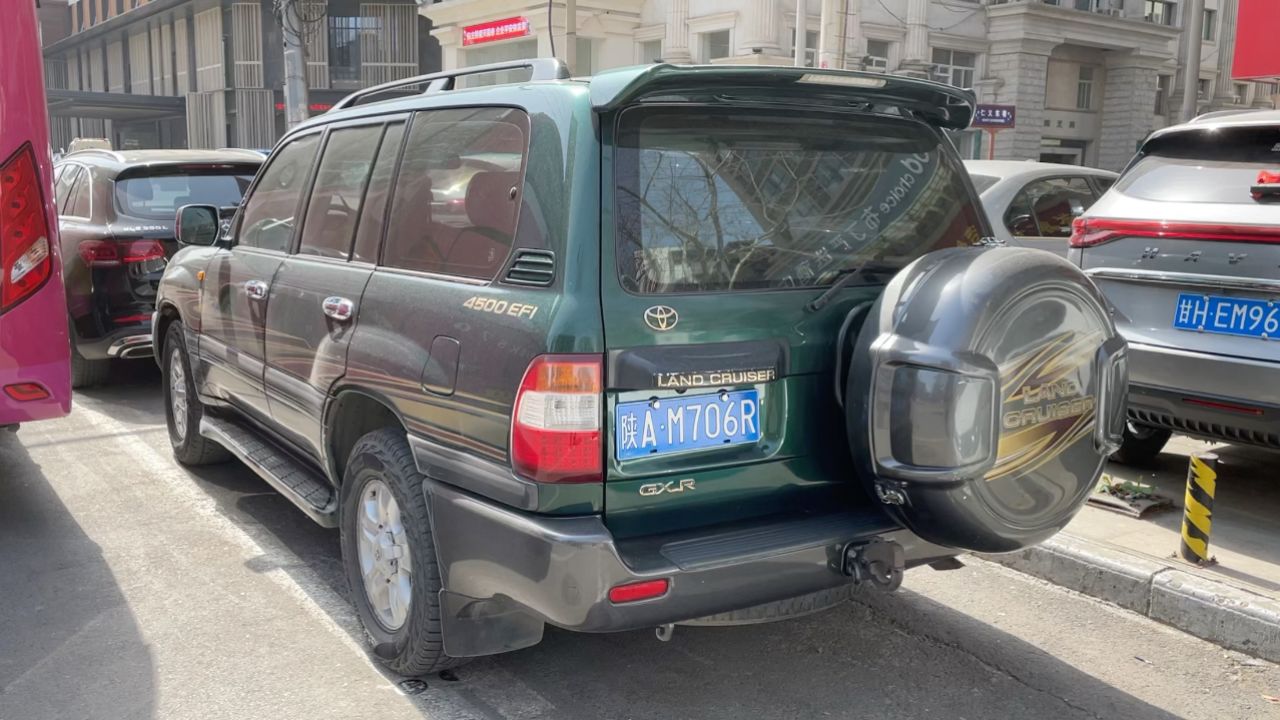 实拍金色立标丰田陆地巡洋舰lc100中东版(gx.r版)