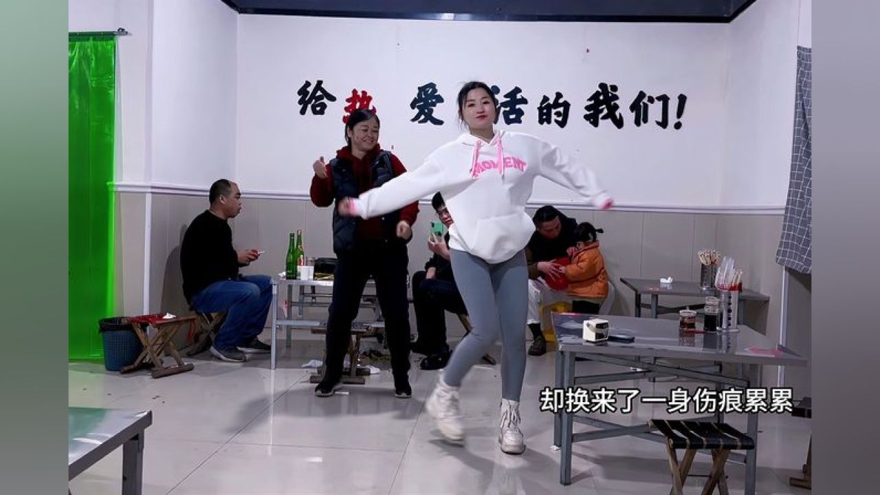 吃个饭也拉着老板娘跳一个,老板儿子还偷怕,舞蹈,广场舞,好看视频