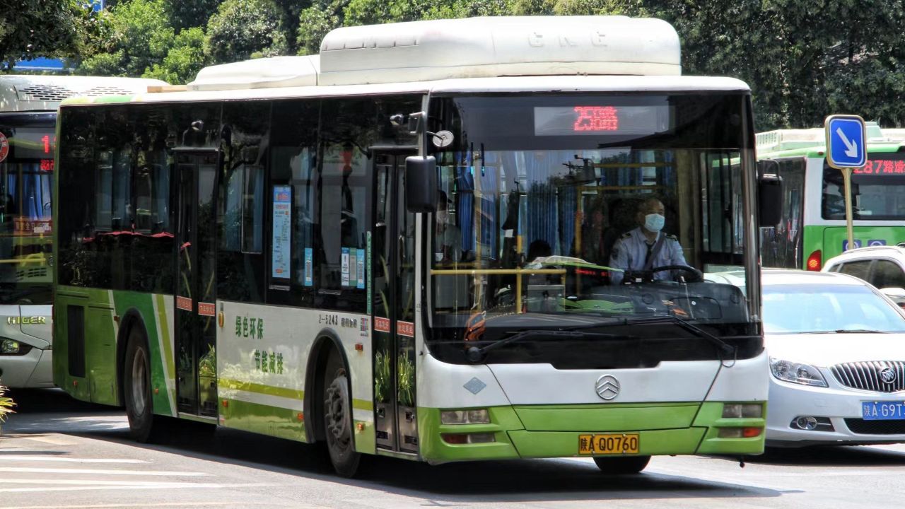 街拍西安公交金旅xml6125jhev65cn实习车