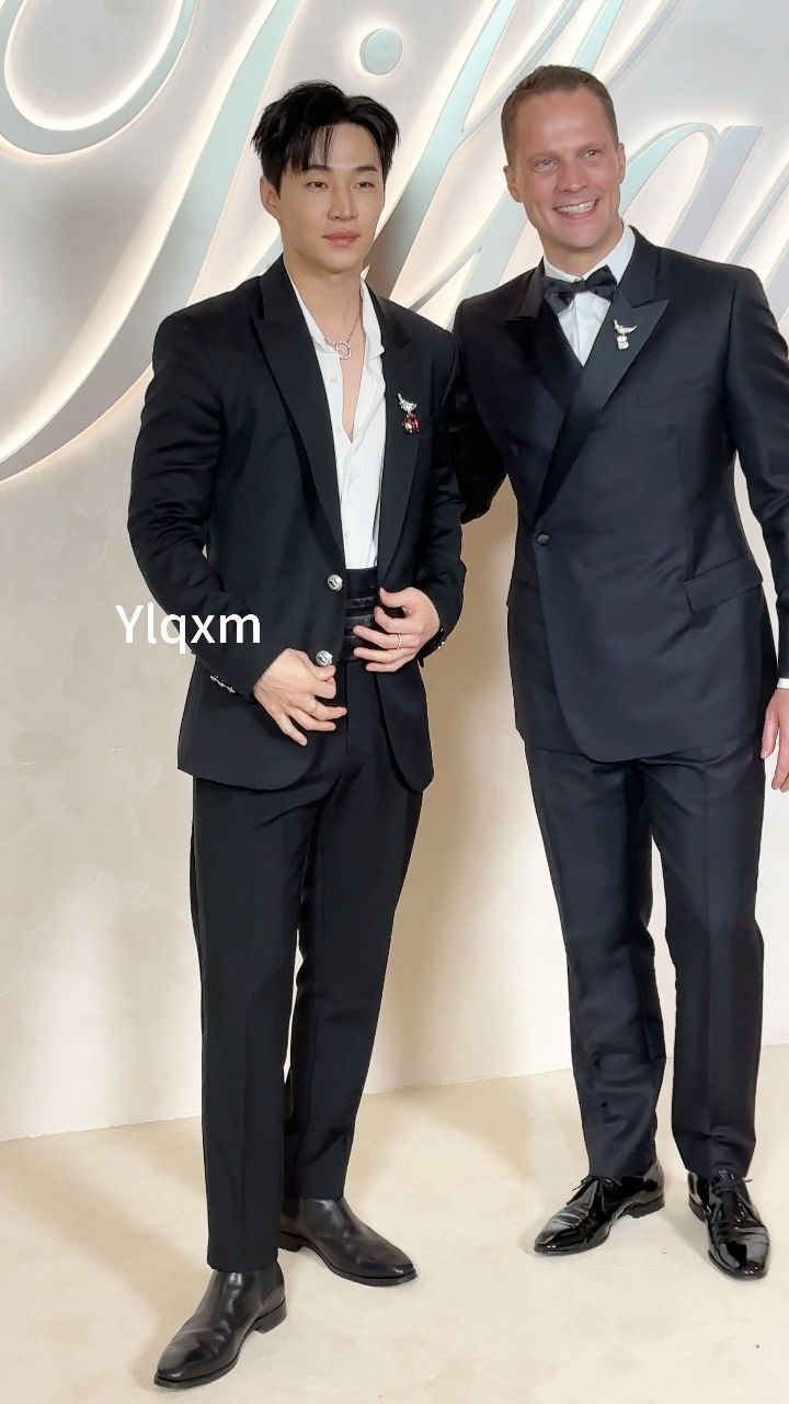 刘宪华 黑西装造型和总裁合影 贵公子范儿十足90