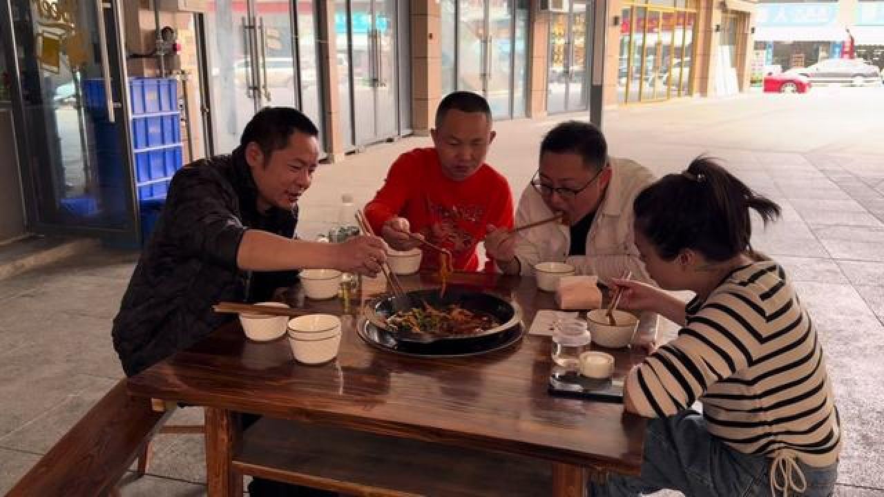 大哥做了一锅大杂烩,张四娃和六娃中午也要喝点,巴适!