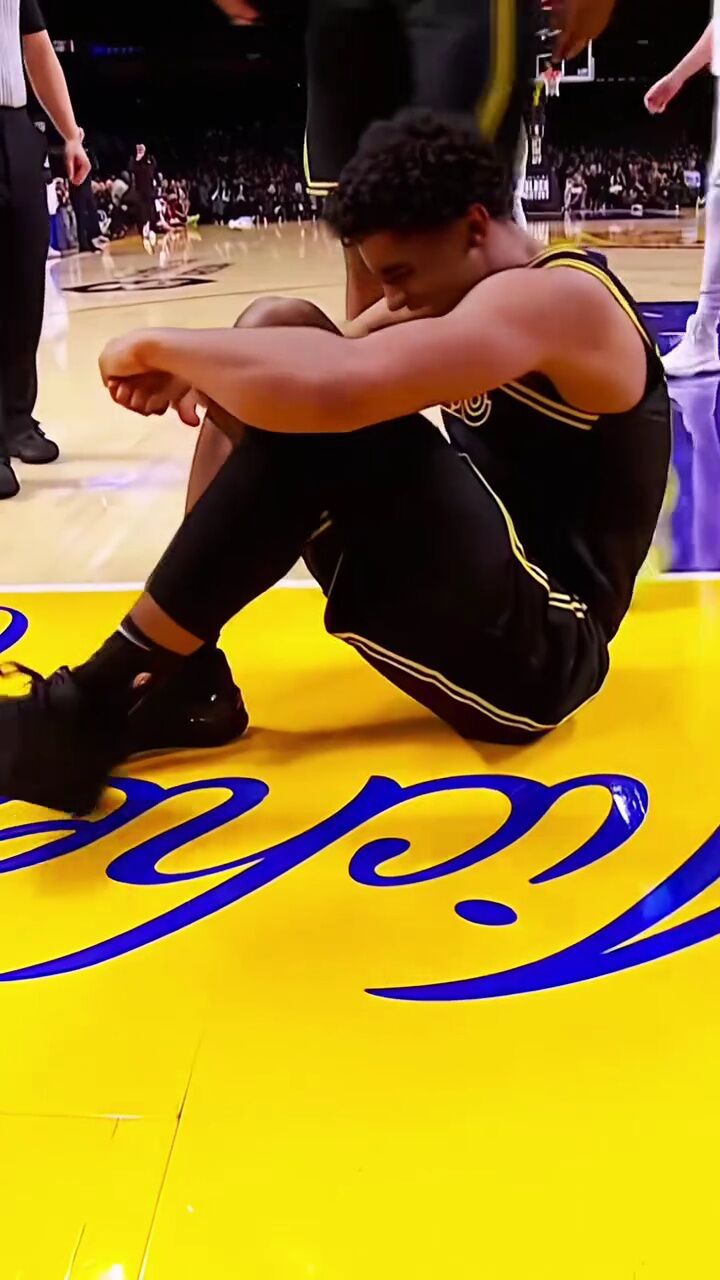 落地时扭到右脚,被替换下场接受检查#克里斯蒂#湖人#铁铁的nba原创