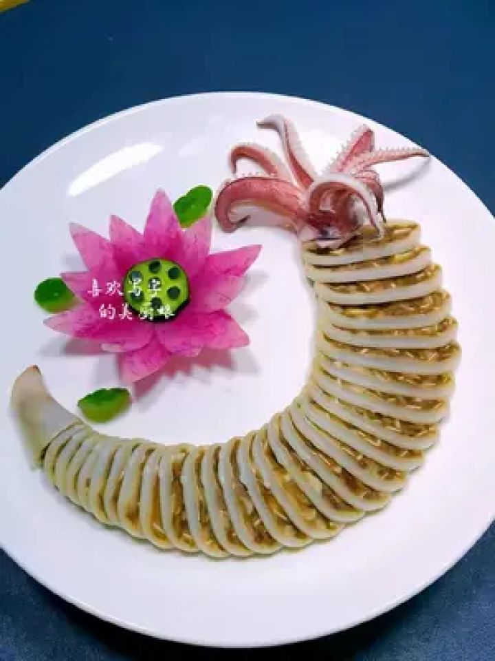 真想不到这小工具做花摆盘这么简单又好看,瞬间使菜肴变成一道漂亮的