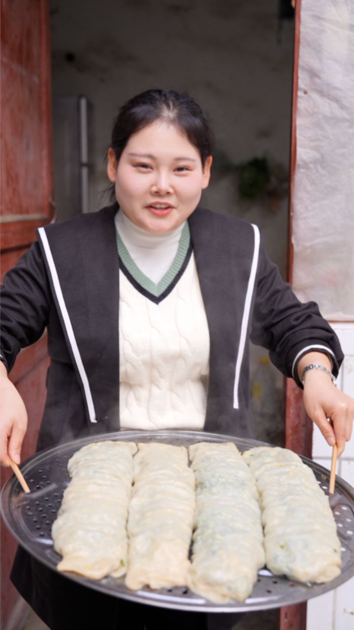 还有半月房子就装好了 妞妞一家人喜悦掩饰不住,大菜蟒吃的乐开怀