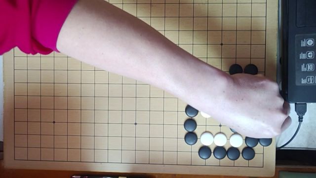 黑棋叫吃白棋是先手,制造白棋气紧,使黑棋成功提吃掉了白棋