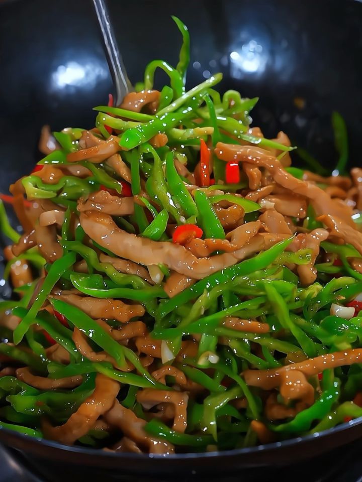 吃饭没胃口的时候你就试试这道青椒炒肉丝,鲜香滑嫩好吃又下饭#下饭菜