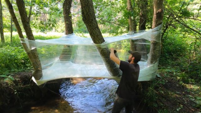 用塑料薄膜在水上建造一个神奇的庇护所