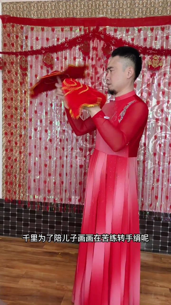 给你们看看幕后的爸爸,为了培养儿子在努力擦玻璃呢哦不是努力转手绢