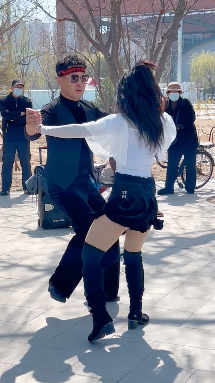 帅哥美女优美舞蹈