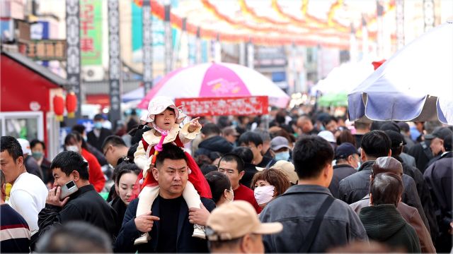 赏春光,逛市场!辽宁朝阳这个地方整条街全是人