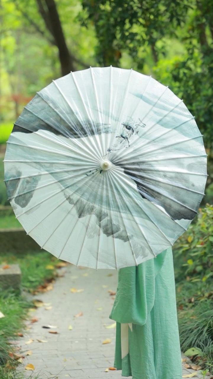 油纸伞并不只是用来拍照的,也不像大家所想象的那样,一淋就破,一撑就